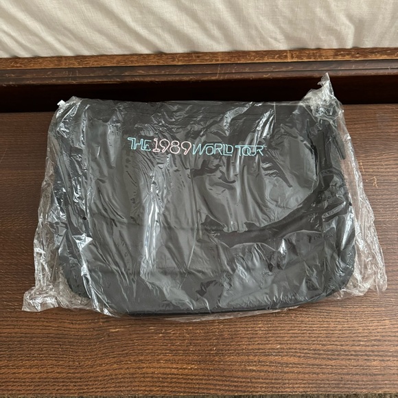 Taylor Swift 1989 World Tour Black Shoulder Tote Messenger Bag VIP Concert Merch